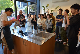 Market Lane Coffeeのバリスタによるコーヒー抽出の実演と試飲会 （写真提供　西野亮太）
