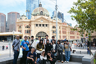 メルボルン市街フリンダーズ・ストリート駅前にて（写真提供　西野亮太）