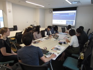 ミシガン大学日本研究センター講義風景ー
ブラッド氏の手作りマフィン付