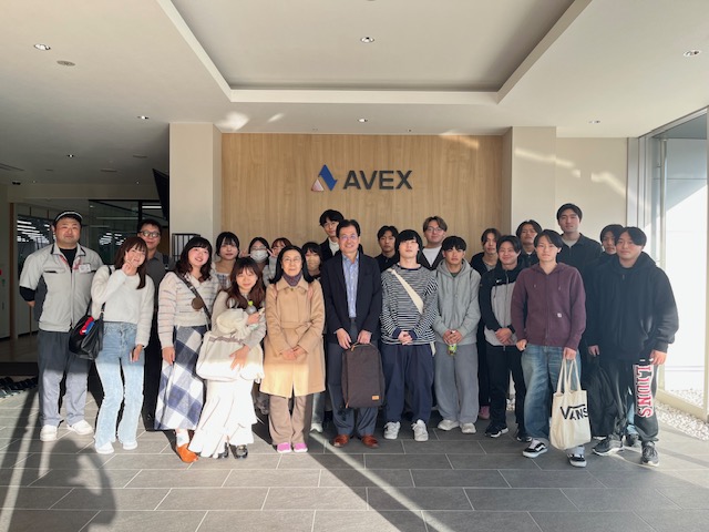 11月10日参観した「エイベックス（株）」の正門前での集合写真