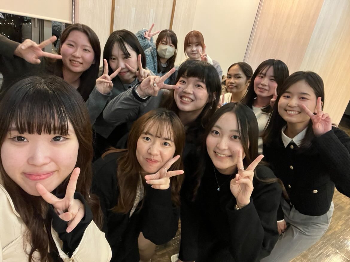 11月10日参観した「エイベックス（株）」の正門前での集合写真