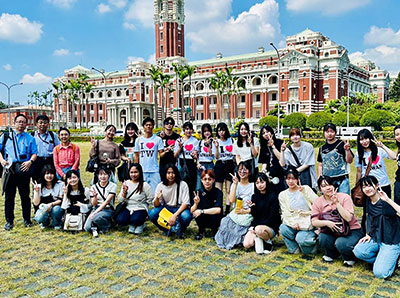 総統府の前で集合写真