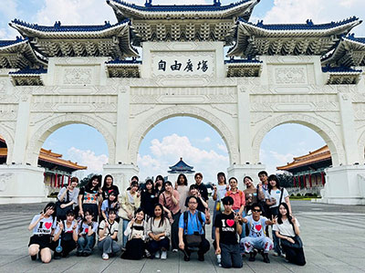 中正紀念堂の前で集合写真